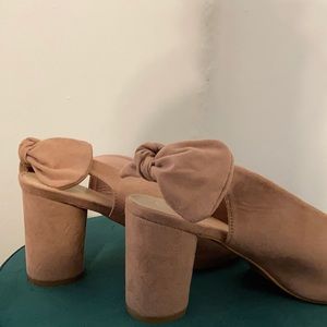 Size 11 bow closed shoe NEVER worn.